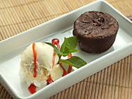 Шоколадный кекс с мороженым